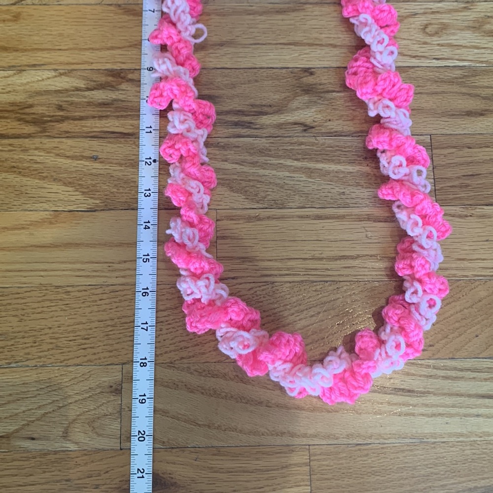 Neon and pastel pink, twisted crocheted l’ai from Hawaii - Picture 2 of 3